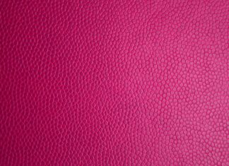 Czym smarować skórę wokół oczu?