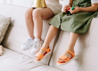 Wakacje, plac zabaw i pierwsze samodzielne wyprawy w lekkich sandałach Sandały dla dzieci Nike
